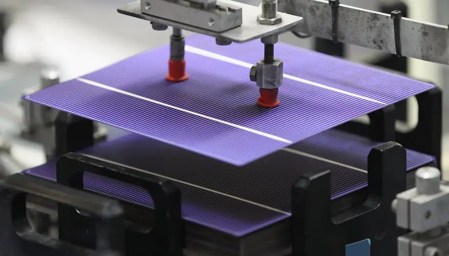 Testa Presa celle produzione di pannelli fotovoltaici