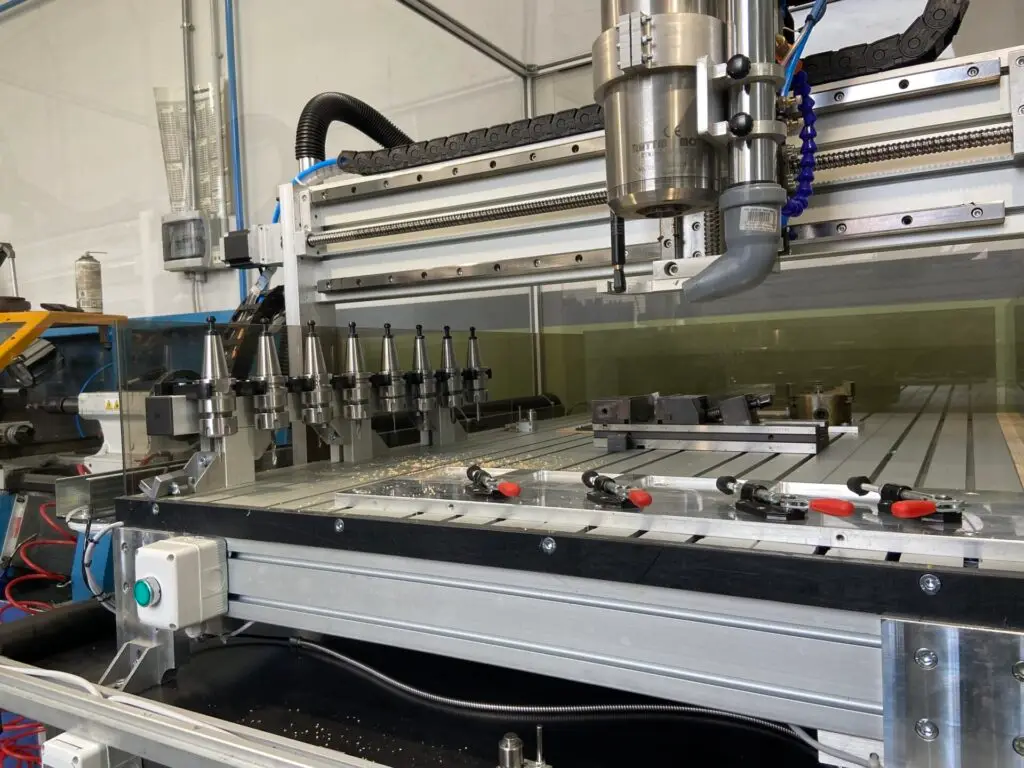 Pantografo cnc CNIKA 100 con cambio utensile automatico con coni ISO 30